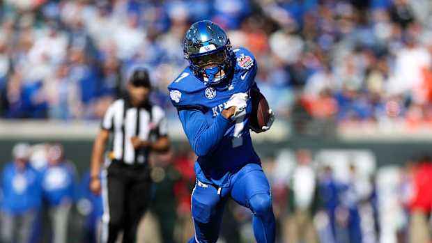 Dec 29, 2023; Jacksonville, FL, USA; Kentucky Wildcats wide receiver Barion Brown (7) runs for a touchdown against the Clemson tigers in the first quarter during the Gator Bowl at EverBank Stadium. Mandatory Credit: Nathan Ray Seebeck-USA TODAY Sports